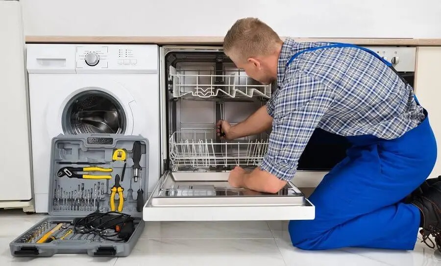 Sapanca Airfel servisi teknisyen ekibi beyaz eşya tamiri yaparken